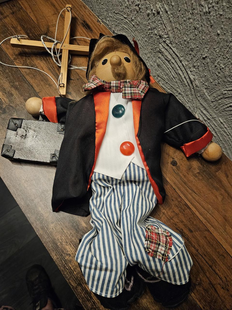 Leuke antieke houten marionet pop met koffer en hoed