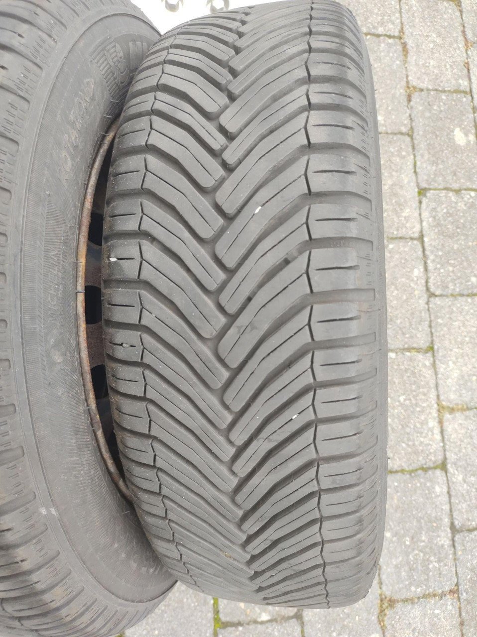 Setje stalen velgen en banden van een Peugeot 206