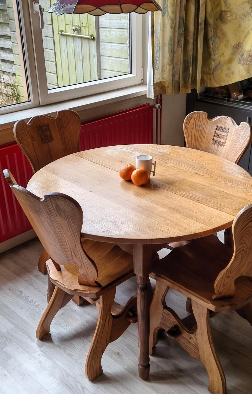 Eikenhouten eethoek, ongeveer 75 jaar oud.