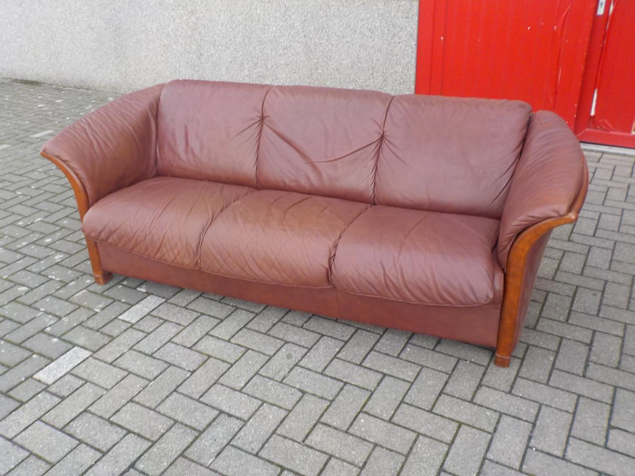 Grote leren bruine bank breed 215 cm opruimprijs 45 euro