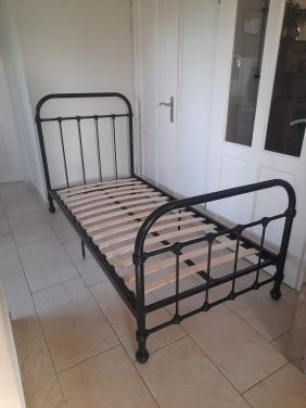 Metalen 1 Persoons bed (in goede nette staat ) 90 x 200