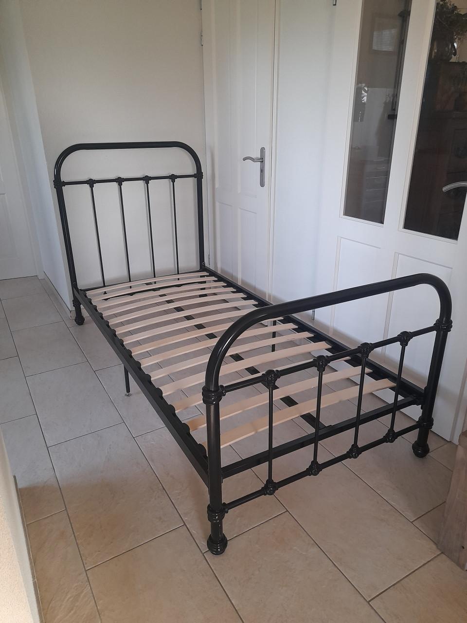 Metalen 1 Persoons bed (in goede nette staat ) 90 x 200