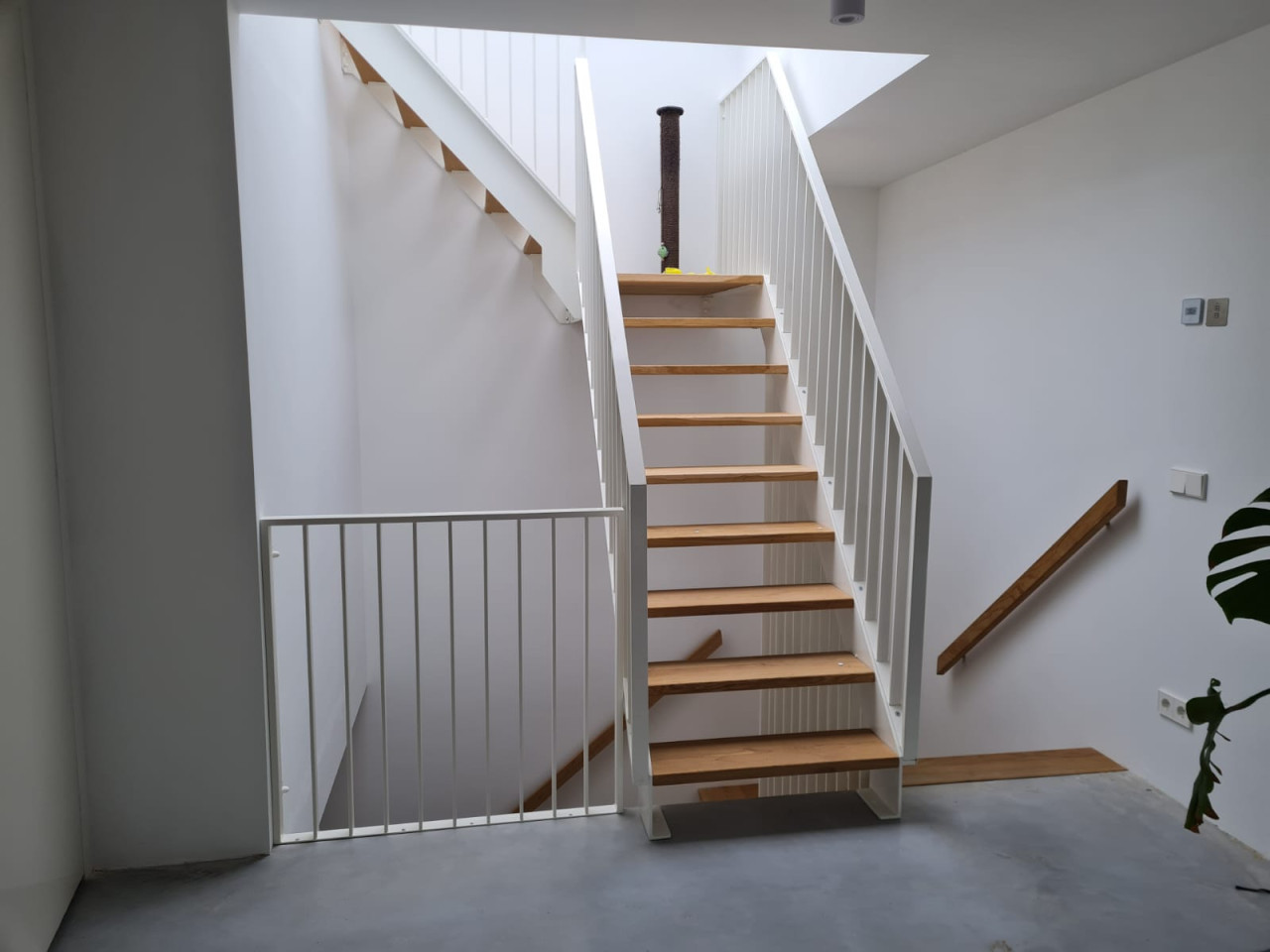 Rechte trappen op maat – stijlvol, stevig & veelzijdig!