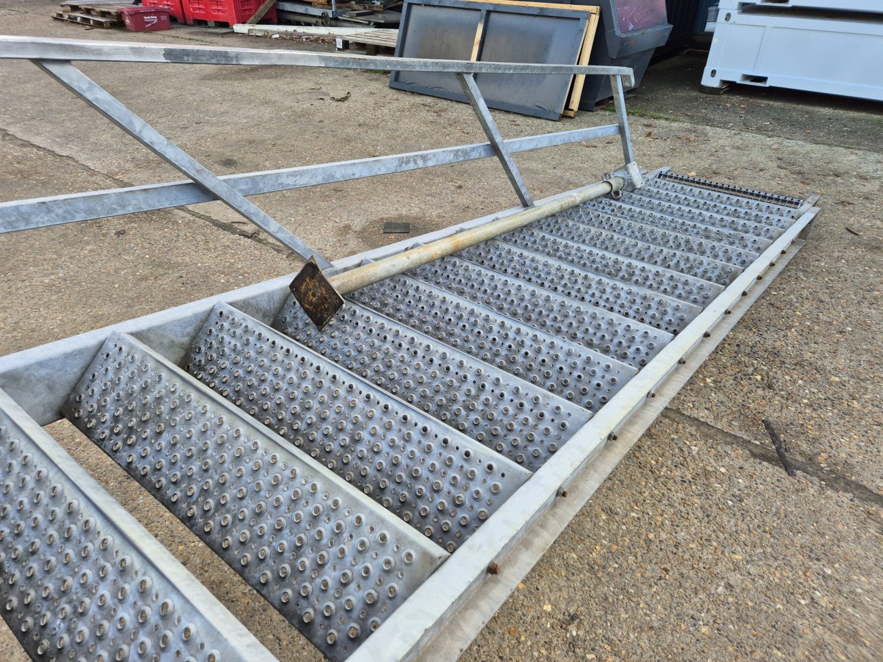 Gegalvaniseerde stalen buitentrap met bordes 280cm