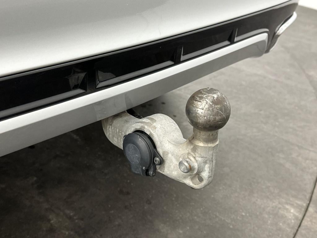 Volvo XC60 b5 264pk r-design| pano| camera| stoelverwarming| trekhaak