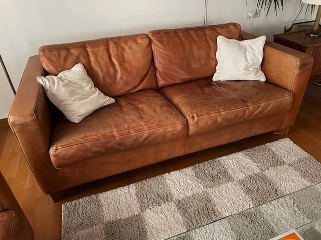 Twee zwaar licht bruin leren 2 1/2 zits bankjes en fauteuil van Molinari