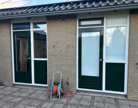 Twee hardhouten deuren met dubbelglas – kleur RAL 6009 dennegroen