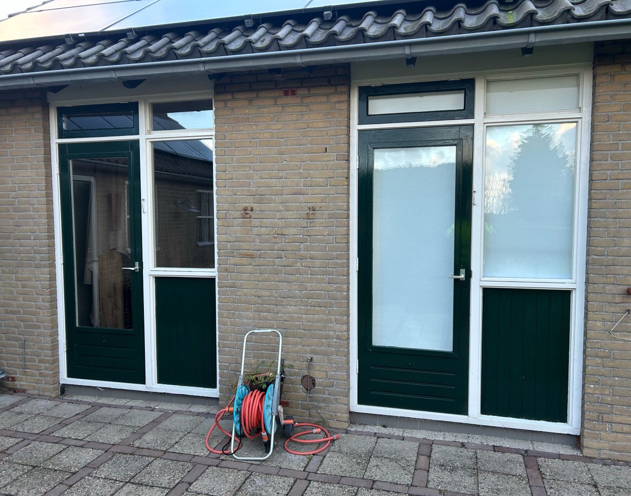 Twee hardhouten deuren met dubbelglas – kleur RAL 6009 dennegroen
