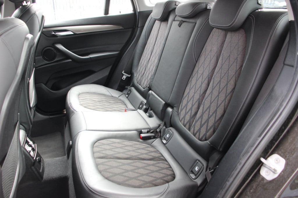 BMW X1 sdrive20i corporate lease executive | led | half leder | pdc |