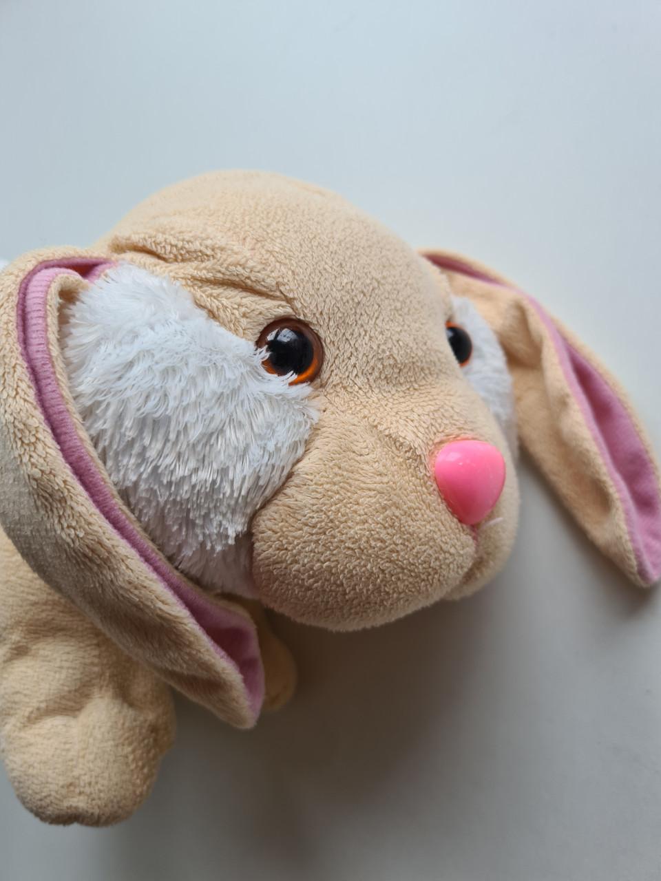 Deze schattige knuffel hond is in uitstekende staat, zo goed als nieuw.