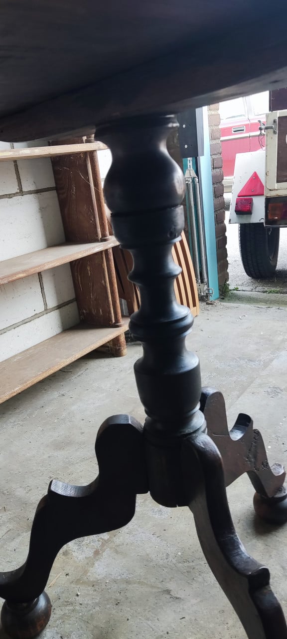 4 Spaanse stoelen met ronde tafel