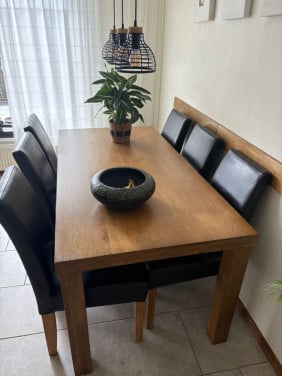 Eikenhouten tafel met stoelen