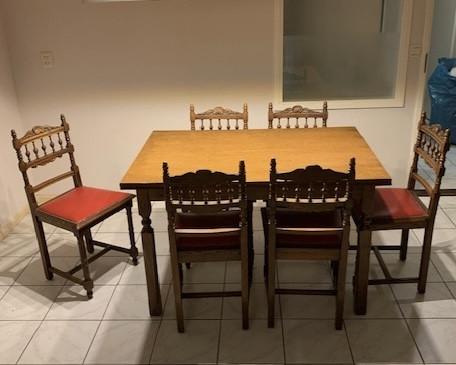 Eettafel met 6 stoeltjes