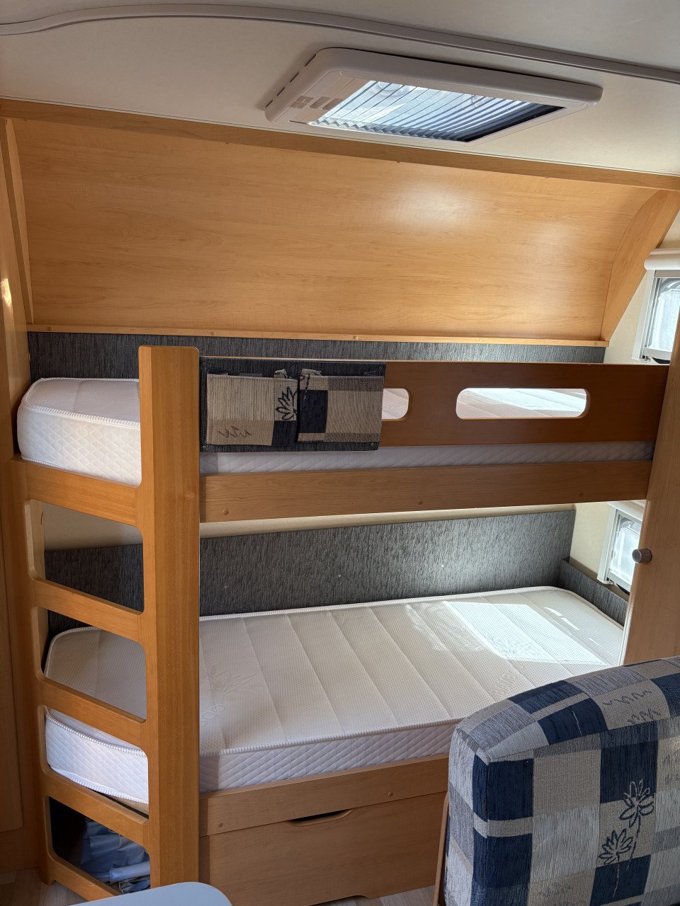 Hobby 500 kmfe stapelbed & stalling
