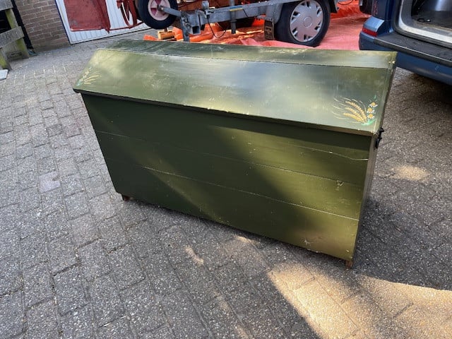 Dekenkist beschilderd