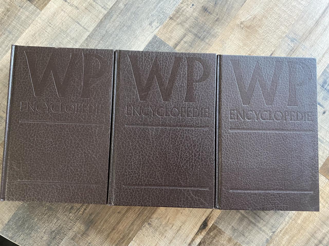 3 delen Winkler Prins Encyclopedie.