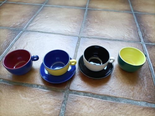 Vintage 4 espresso kopjes met 2 schoteltjes. Schattig klein maatje.