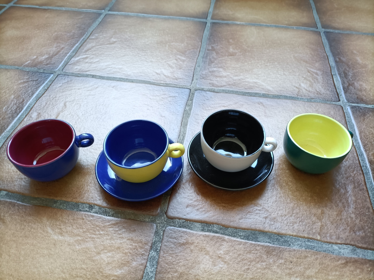 Vintage 4 espresso kopjes met 2 schoteltjes. Schattig klein maatje.