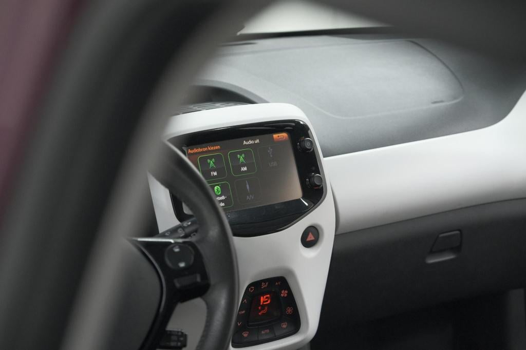 Peugeot 108 1.0 e-vti première | camera | climate control | 15 inch lichtme