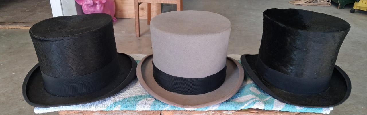 3 hoge hoeden.