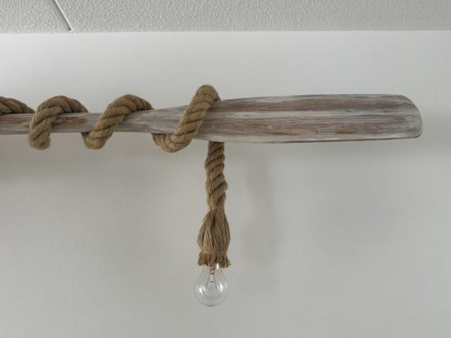 Maritieme decoratie: twee touwlampen + twee houten roeiriemen (white wash)