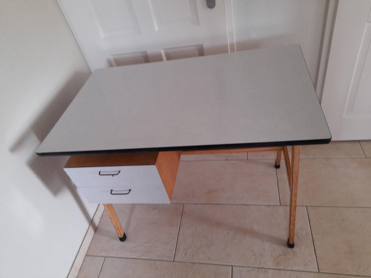 Vintage mid century hout en formica bureau  In goede nette staat!