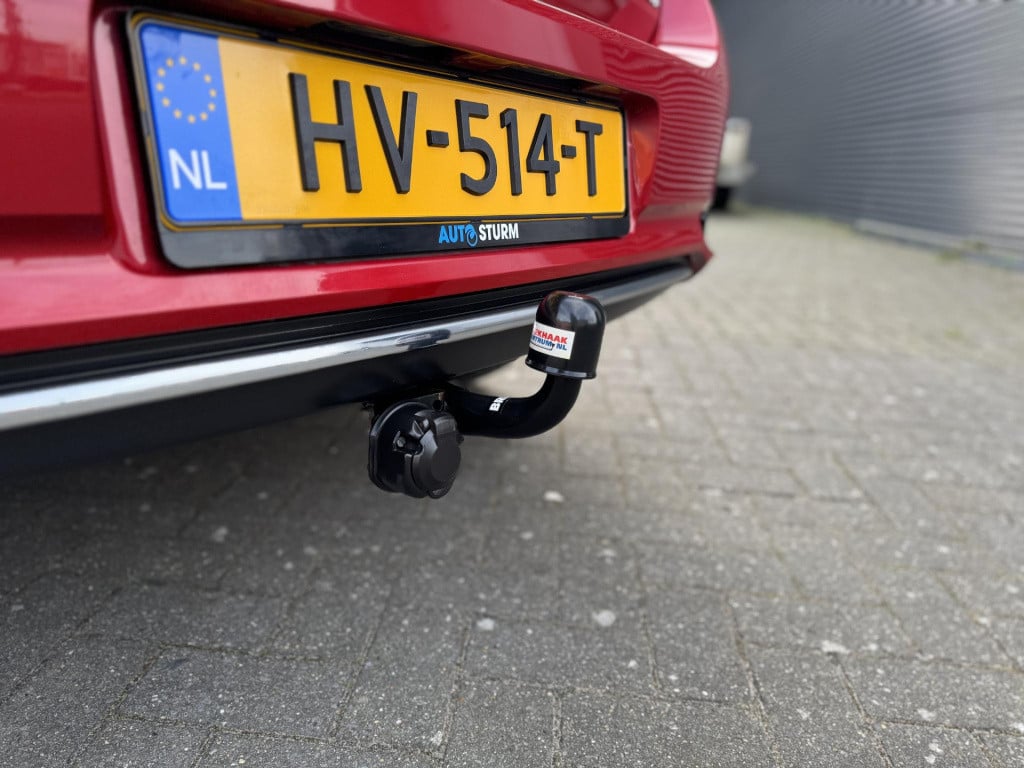 Toyota Auris 1.8 hybrid dynamic | trekhaak | navigatie | camera | keyless e