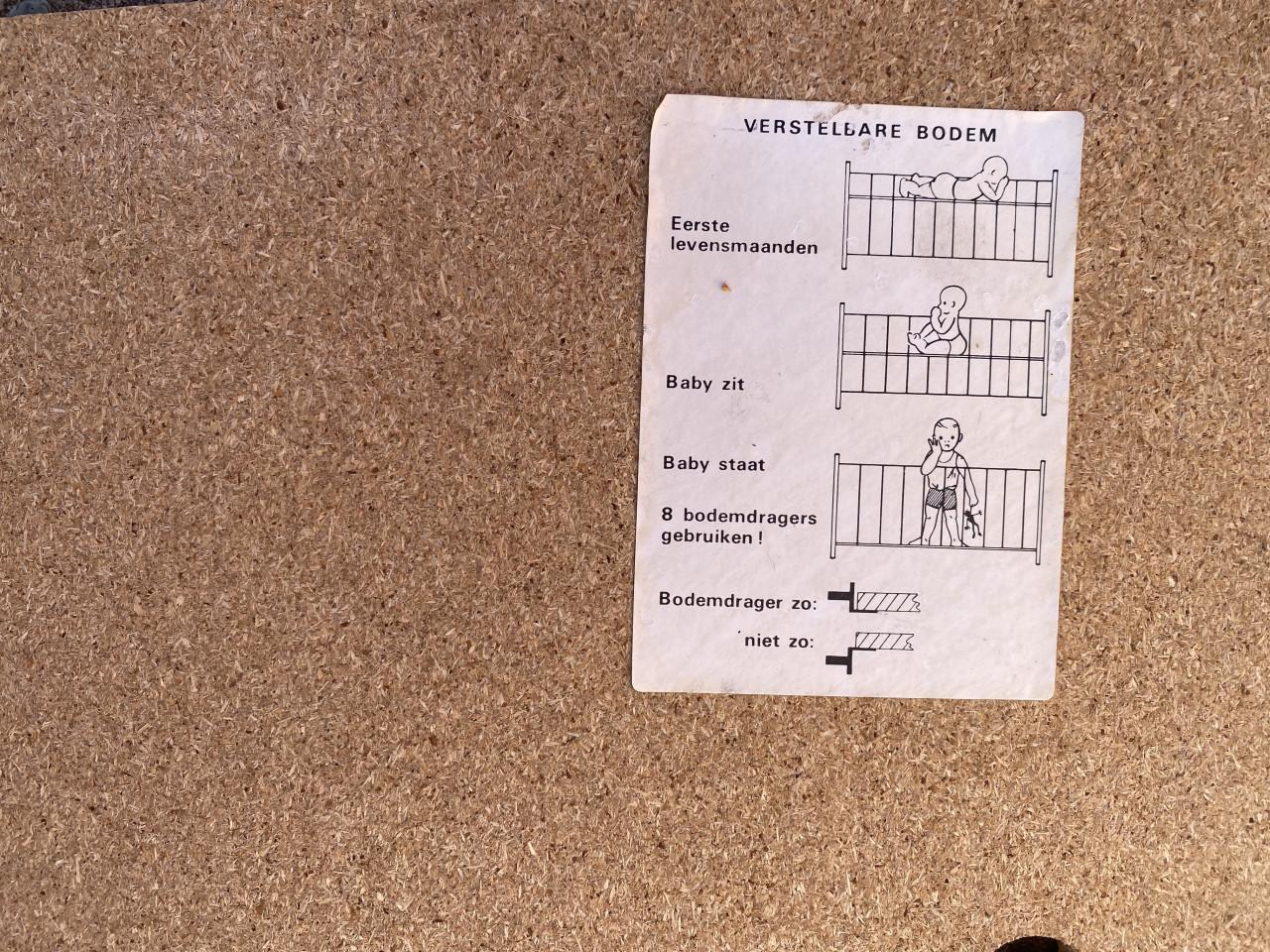 Ledikant hout in hoogte verstelbaar met uitneembare spijlen