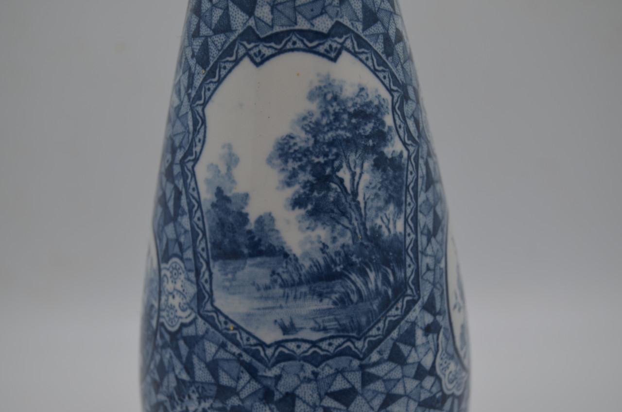 Leuk Delftsblauw vaasje in prima staat, gemerkt op de bodem.