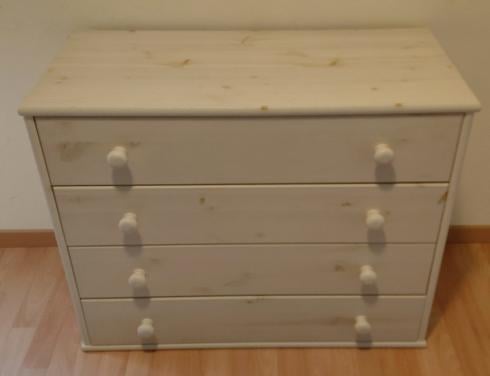 Witte lage kast met 4 laden