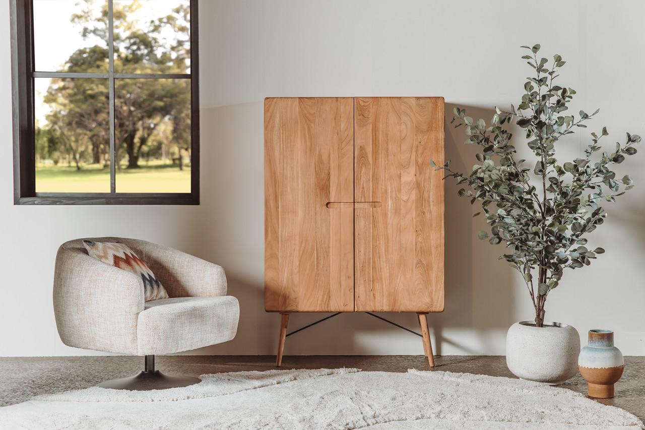 KAST MET EIGENTIJDS SCANDINAVISCH UITERLIJK