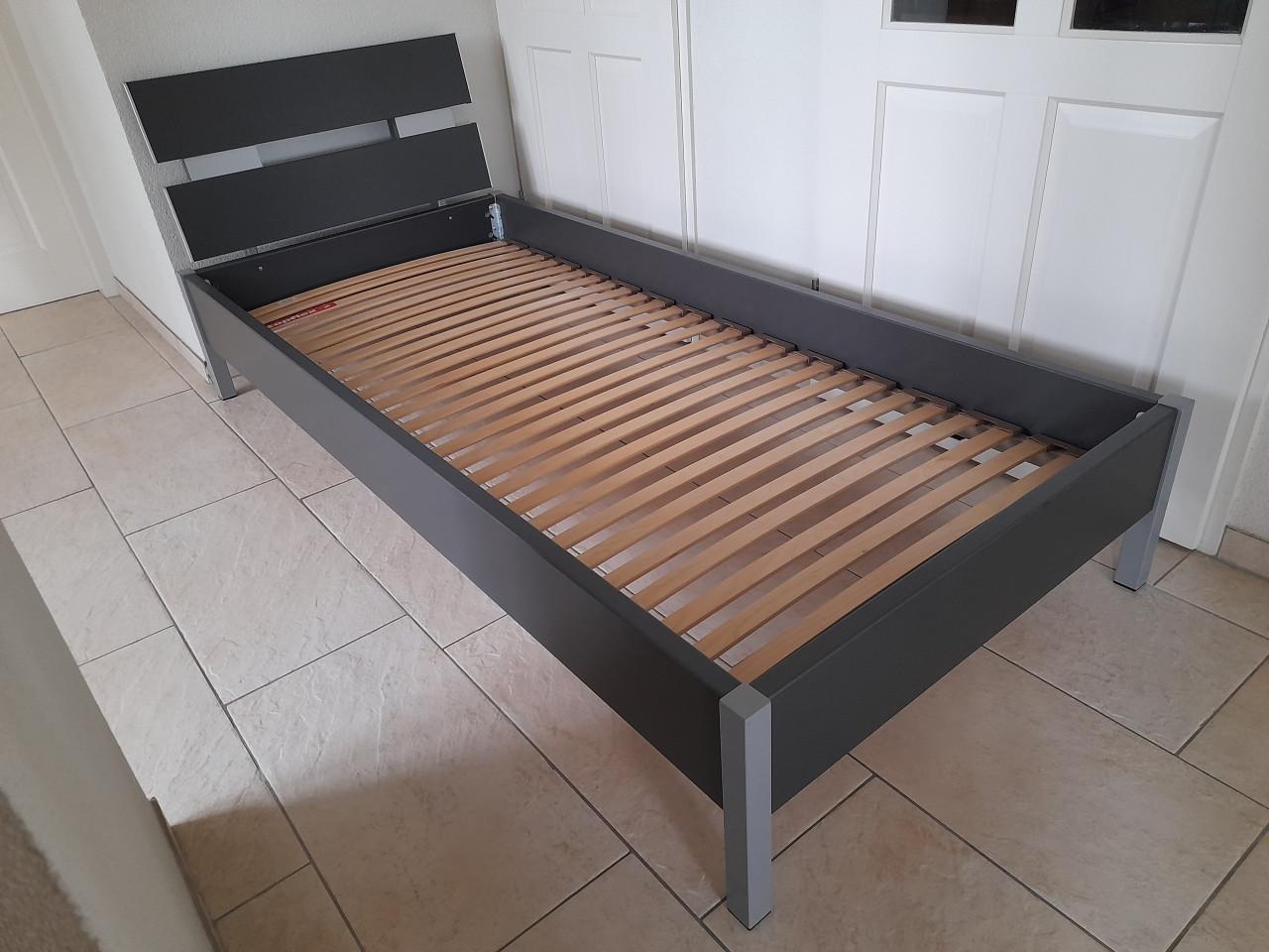 1 Persoons bed 90 x 200 (in goede staat)