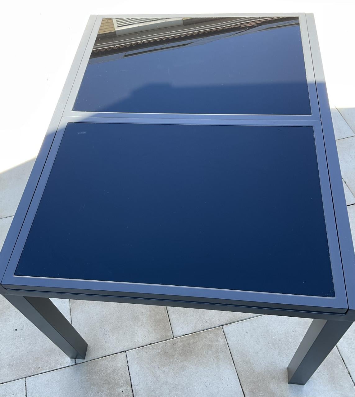 Uitschuifbare tuintafel. Verkocht onder voorbehoud