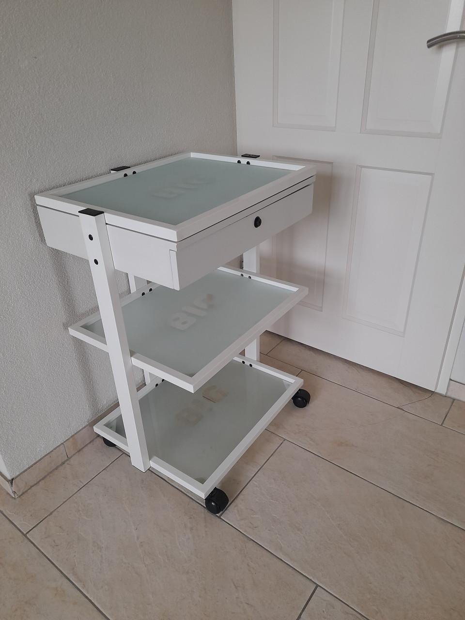 Kaptafel / Make up tafel op wielen (47 x 60 x 80H) in goede nette staat