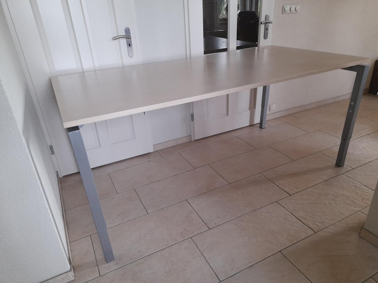 Bureau 100 x 200 (in hoogte verstelbaar van  62/82 cm) in goede staat!