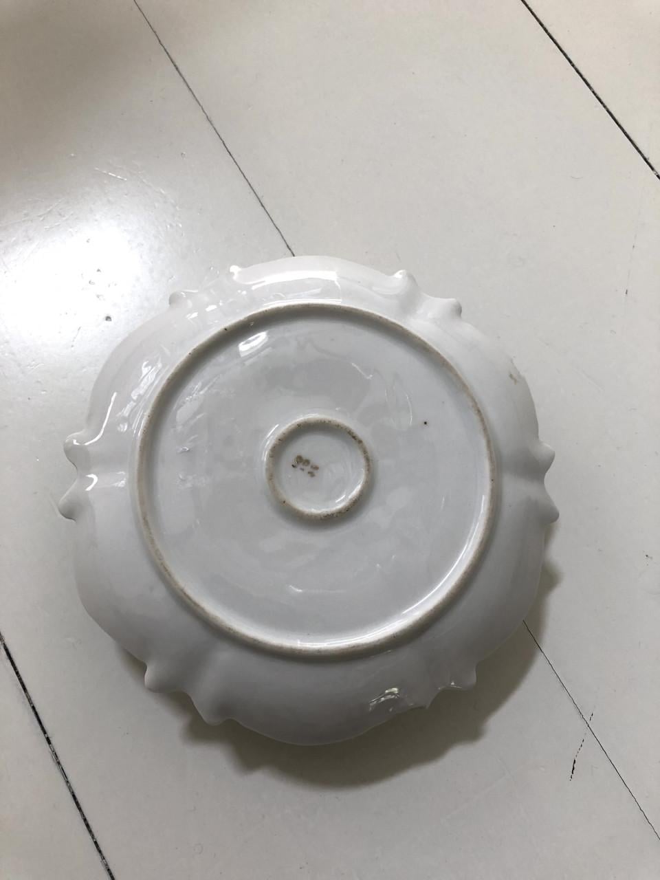 Lief brocante wit porseleinen blakertje met roosjes motief