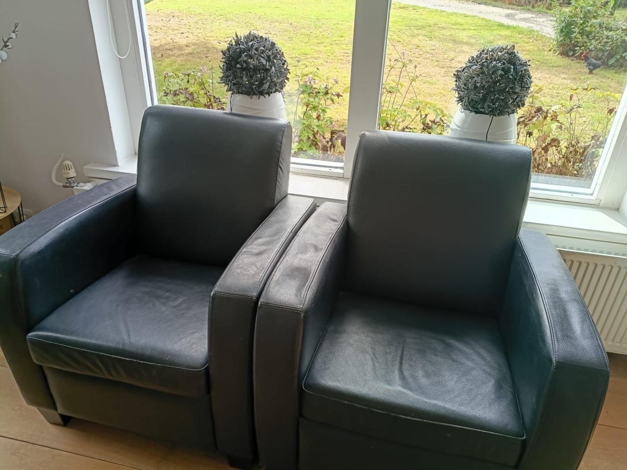 2 antraciete leren fauteuils – direct beschikbaar