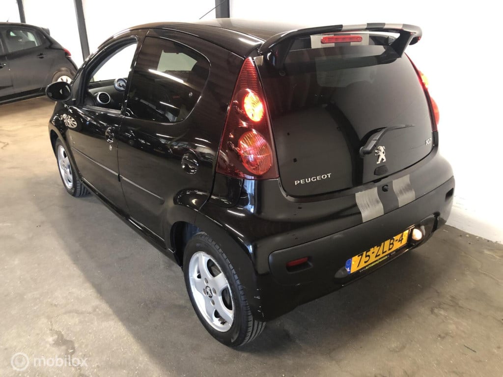 Peugeot 107 1.0 black & silver