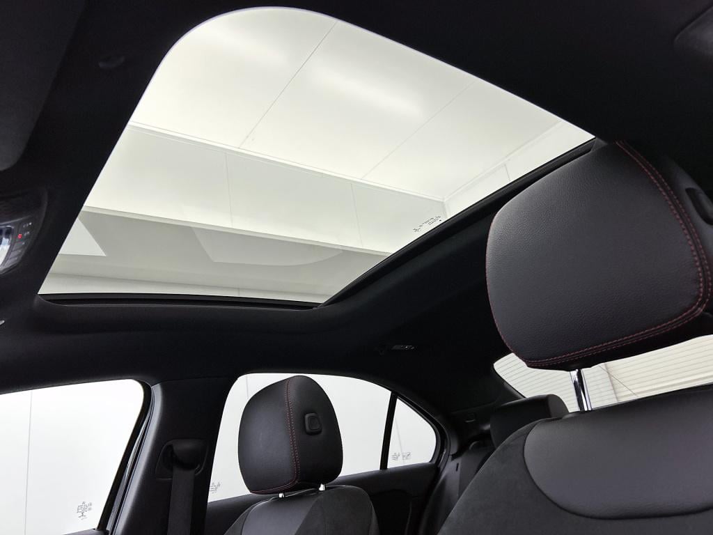 Mercedes-Benz A-Klasse 180 business solution amg | panoramadak | sfeerverli