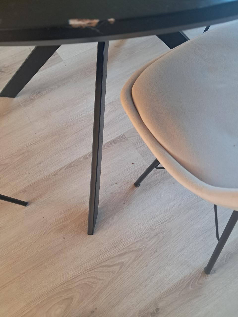 Eettafel en stoelen