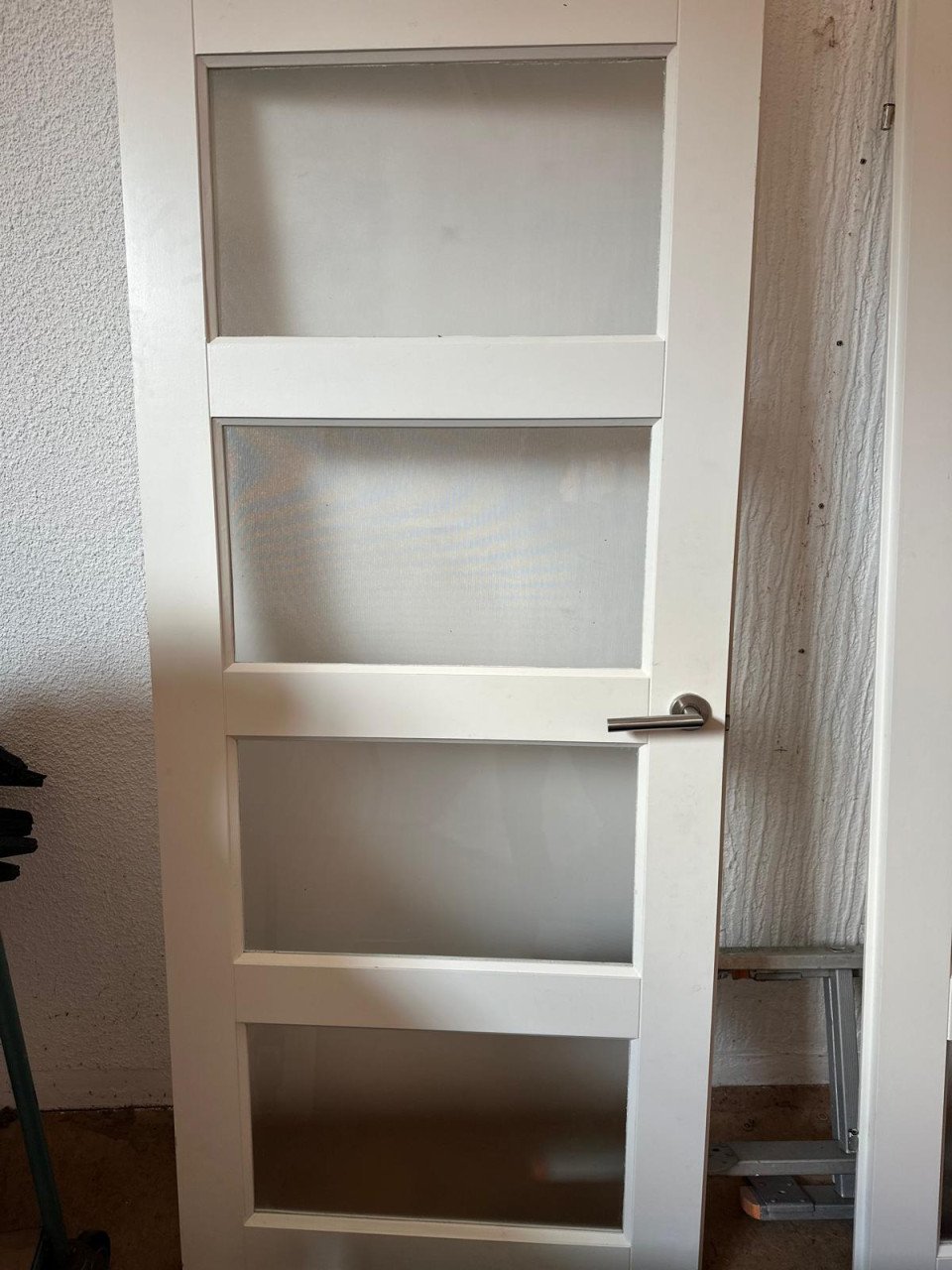 Relax fauteuil/ binnendeuren en een zwarte glazen tafel