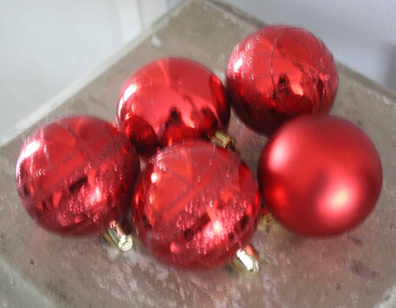 Set van 5 rode kunststof kerstballen