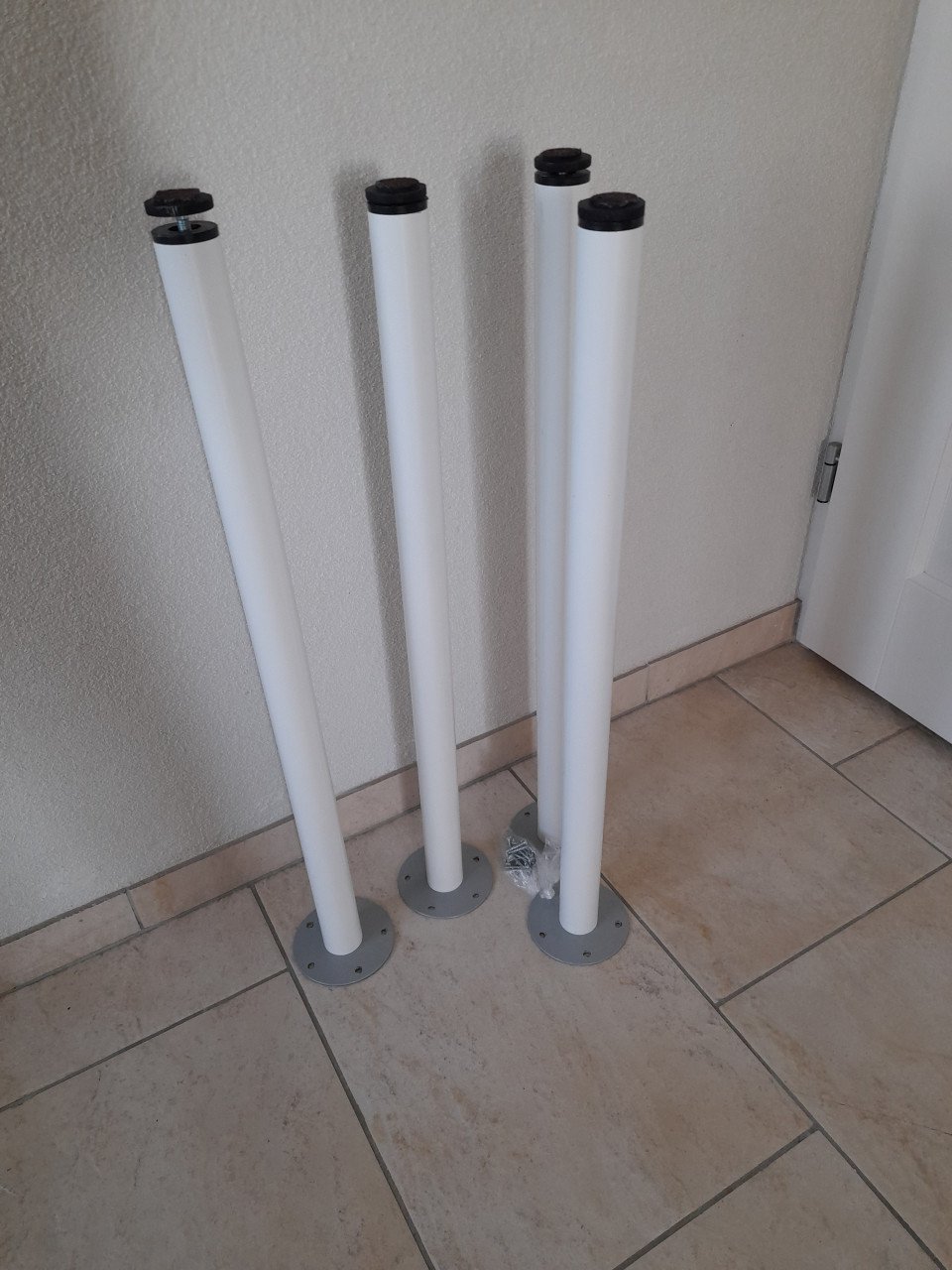 4 Ikea ADILS  tafelpoten met stelvoet (in goede nette staat )