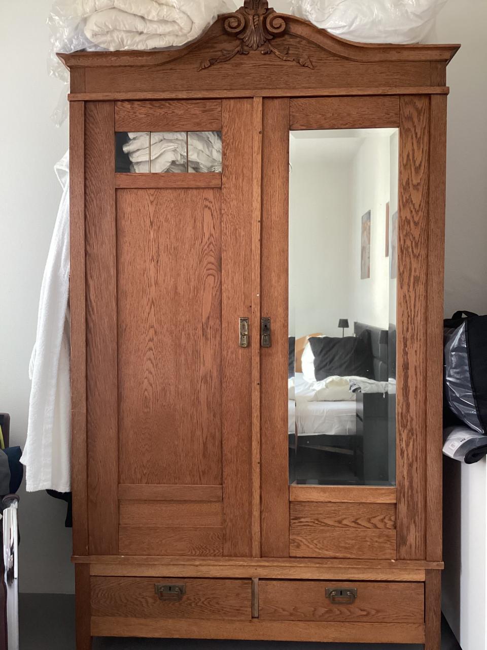 Zeer oude eikenhouten linnenkast