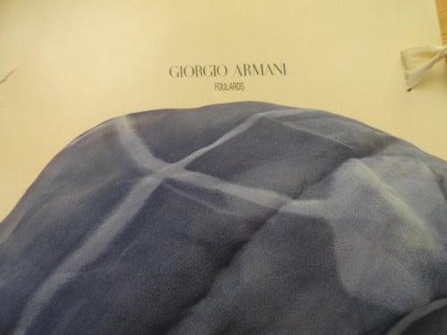 ARMANI shawl, met bloemmotief. Kleur blauw/grijzig/crème. Lengte 220 cm, br