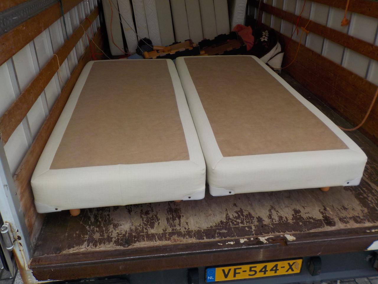 Boxspring + matras 80 x 200 cm  per stuk 65 2 vvor 110 euro4 voor 195 euro