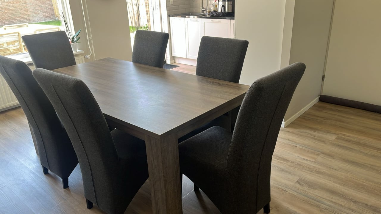 Tafel met stoelen gereserveerd!