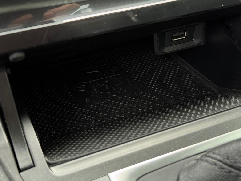 Volkswagen Golf 1.0 tsi * panoramadak * camera * navigatie * massage stoel