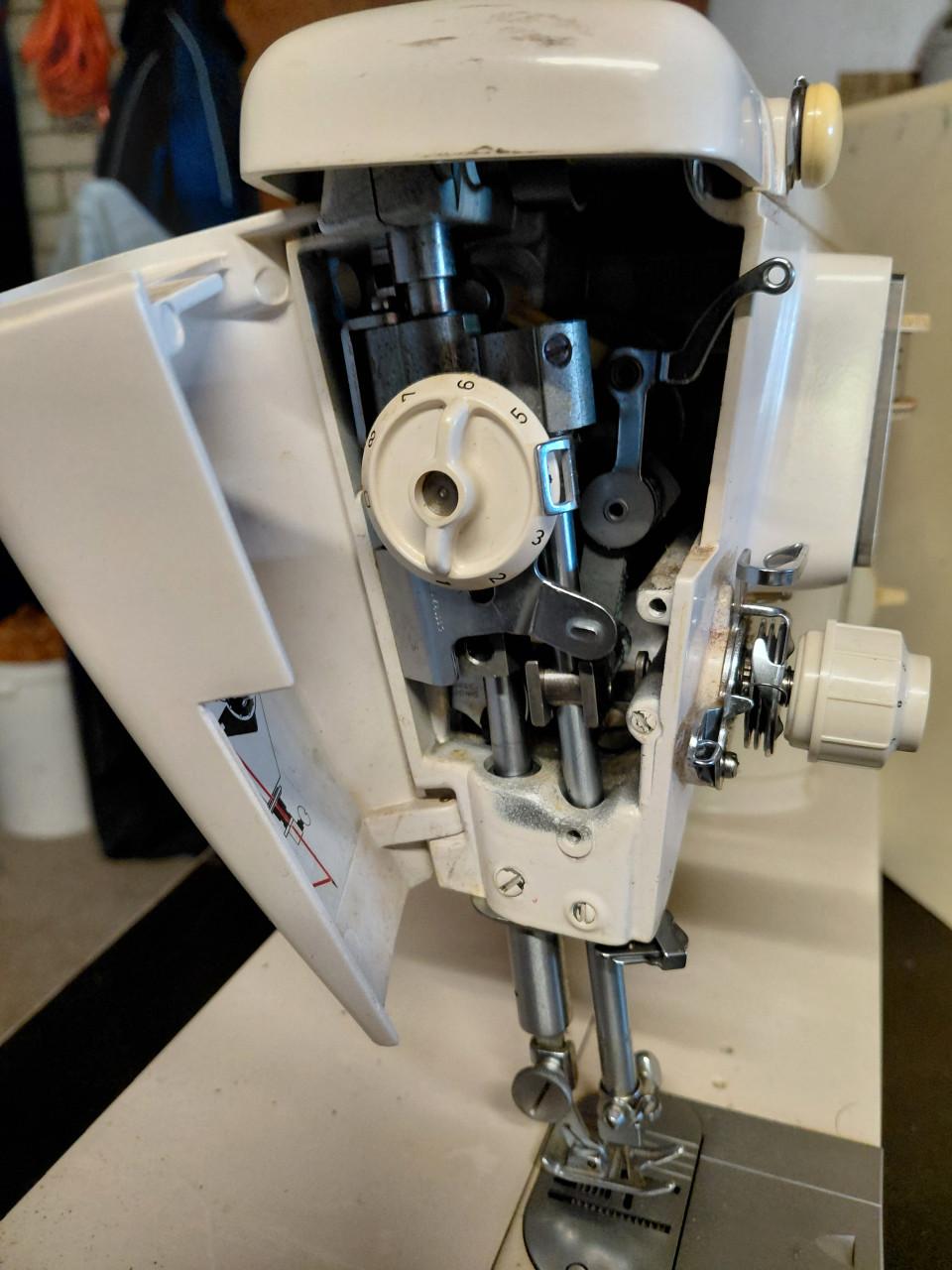 COMPLETE WITTE ANTIEKE SINGER NAAIMACHINE TYPE 722