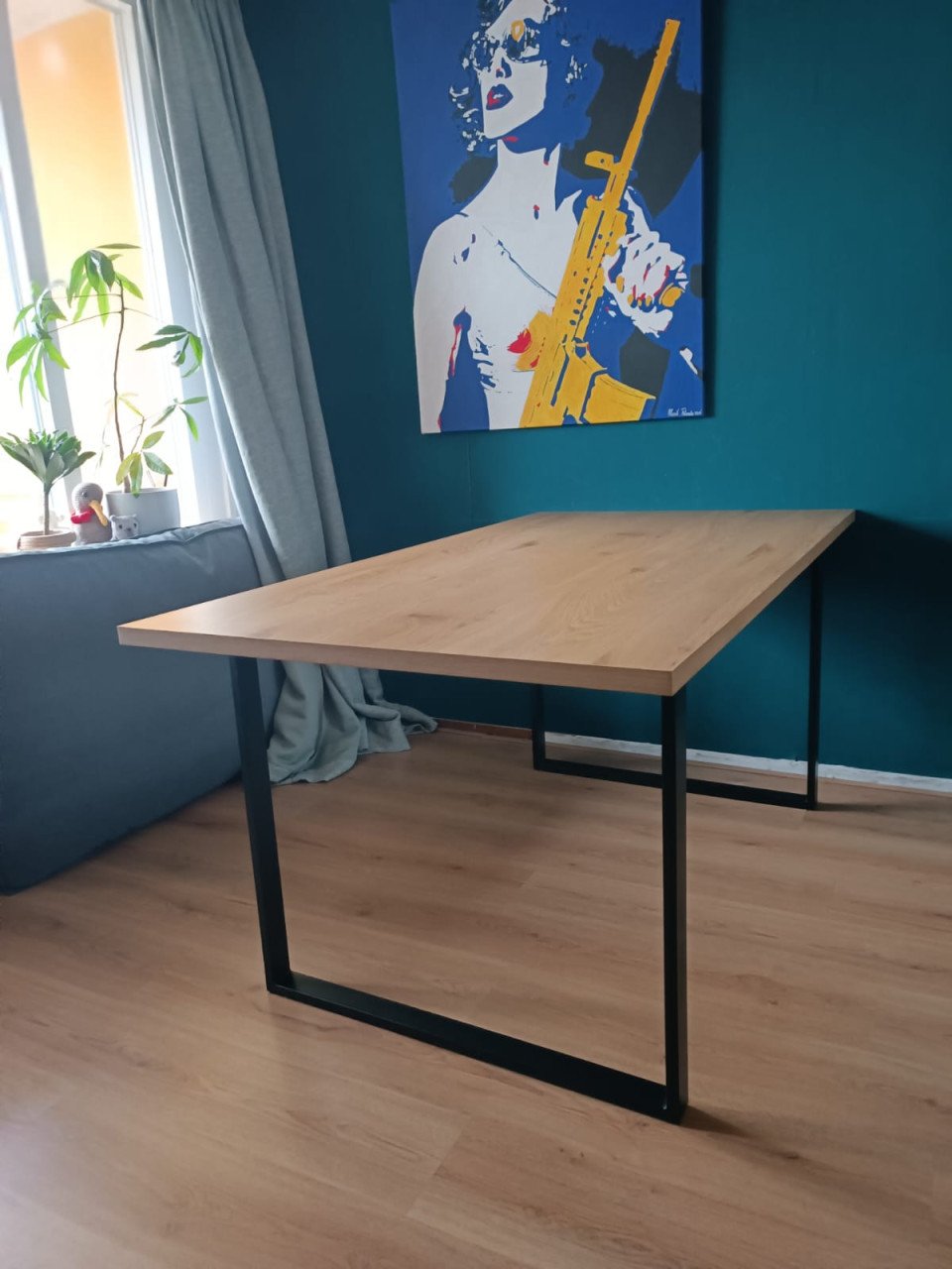 Eettafel met een tafelblad in deco fineer met een eiken look
